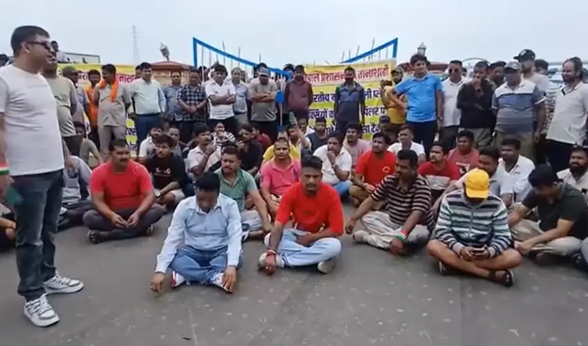 नेपाल भित्रैबाट यात्रु लिन पाउनुपर्ने भन्दै बनबासा पुलमा भारतीय ट्याक्सी व्यवसायी आन्दोलनमा