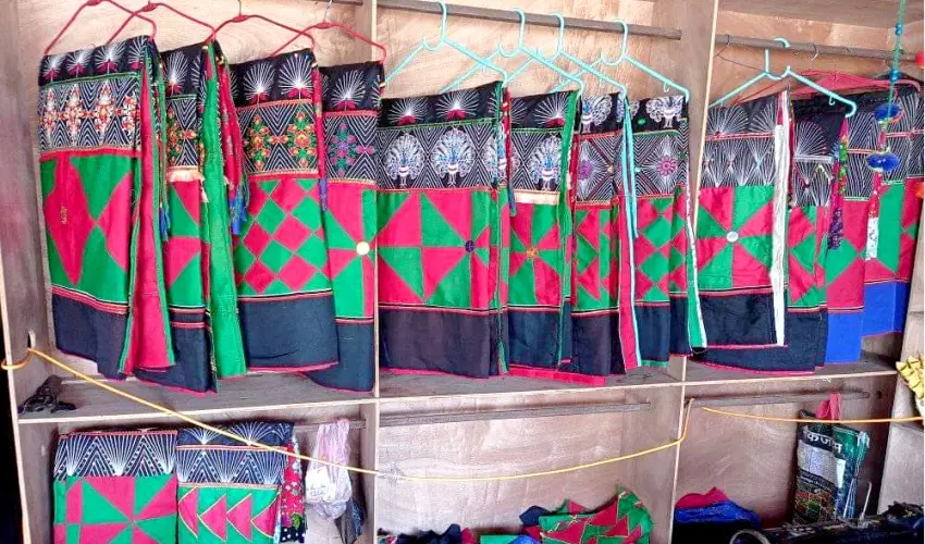 परम्परागत थारु पहिरन बिक्री गरेर जीविका चलाउदै चौधरी