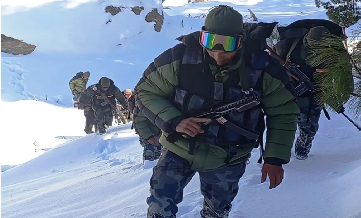 हिउँले ढाकिएको छाङरूमा पहरा गर्दै सशस्त्र